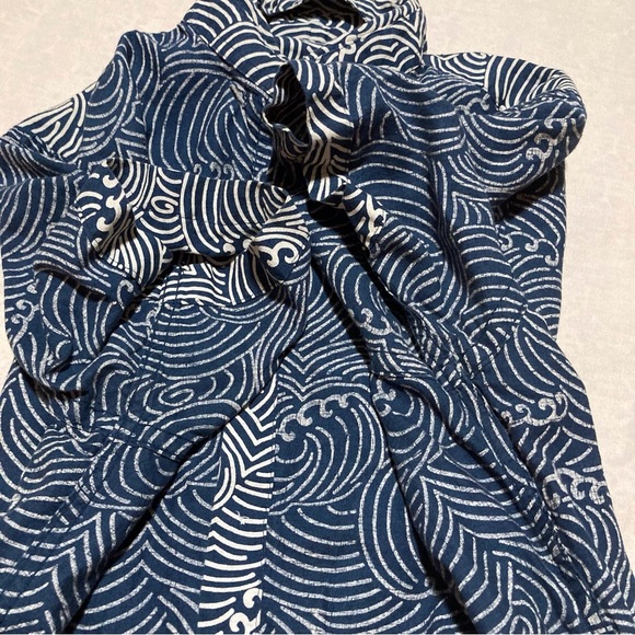 Old Navy Blue and White Wave Pattern Casual Shirt - Picture 11 of 13